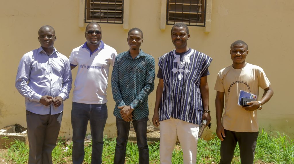 Anas Atakora (en blanc) et des membres du comité d'organisation