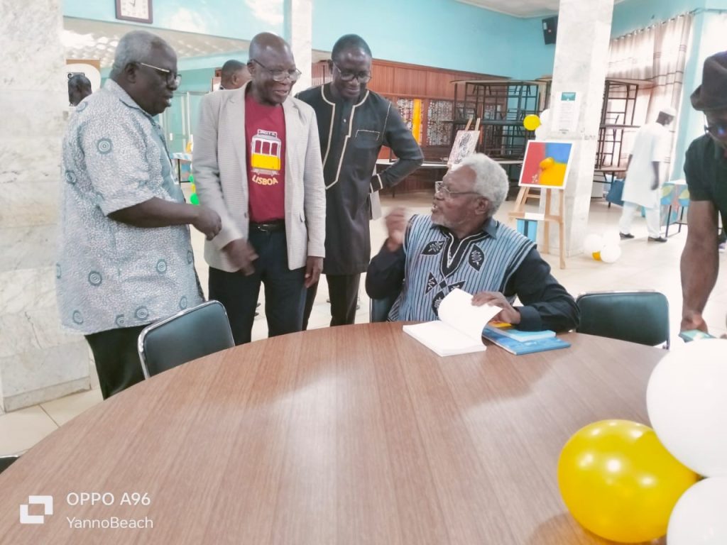 Dédicace et signature de l’œuvre A la recherche de l’ethnie perdue des Mossi, Nawda, Yawa et Tangba du Prof Bahoura Balaka (assis)