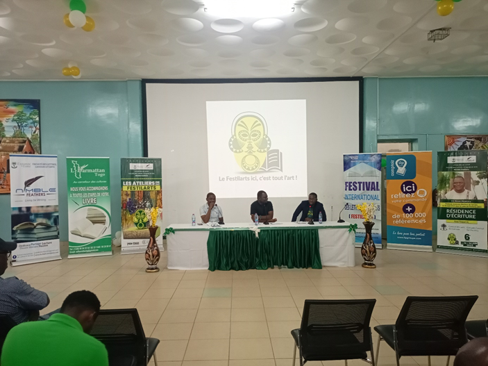 Panel sur Closing the gaps between West African francophone and anglophone literary scenes (de la gauche : Martin Egblewogbe, Anas Atakora et Renaud Dossavi