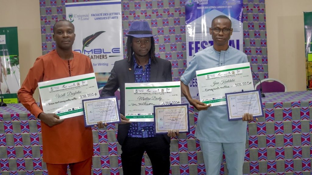 Proclamation et remise du PL-KMN Théâtre 2023 aux lauréats : Marléne Douty 1er Prix (milieu), Jean Kantchébé 2e Place (à droite), Well Dogbatse 3e Place (à gauche)