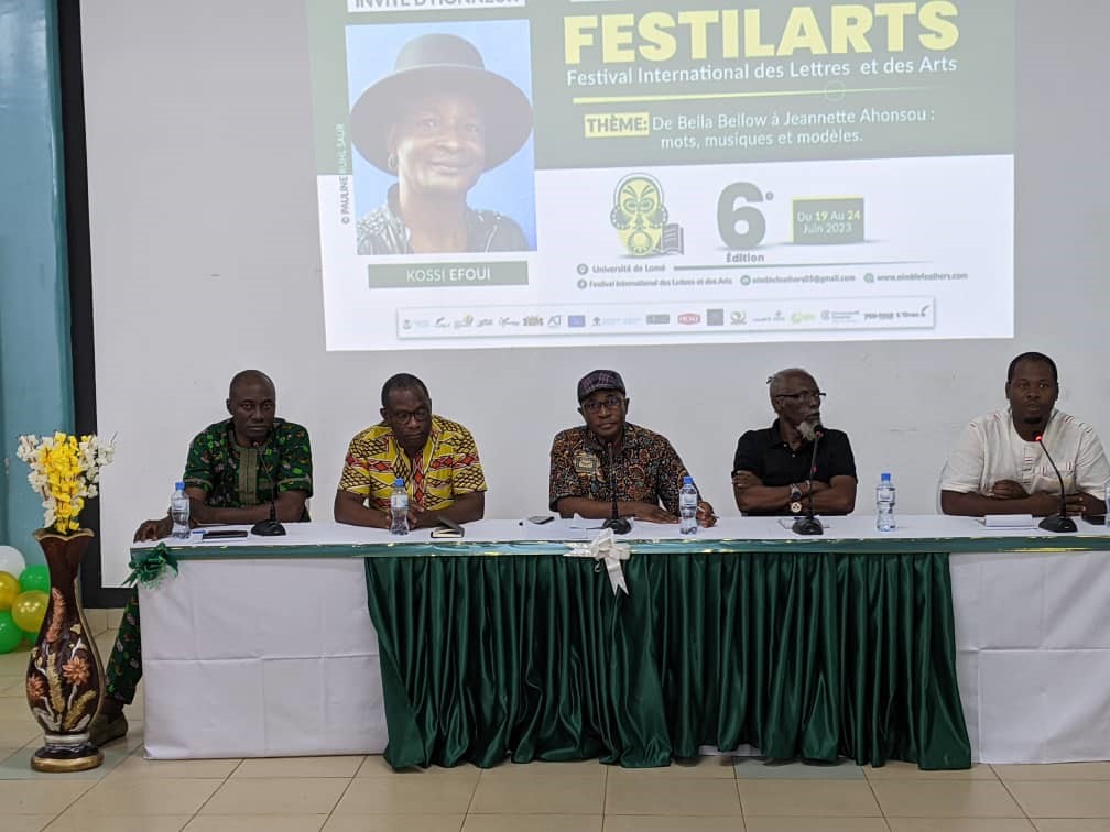 Panel sur l'écriture et l'édition au Togo : problématiques et perspectives (de la gauche : Mawuse Heka, Théo Ananissoh, Anoumou Amékudji (modérateur), Togoata Apedo-Amah et Edem Kodjo Latevi) ; Ci-contre : Book Launch & Conversation with Martin Egblewogbe (à gauche), Patron Henekou (à droite).