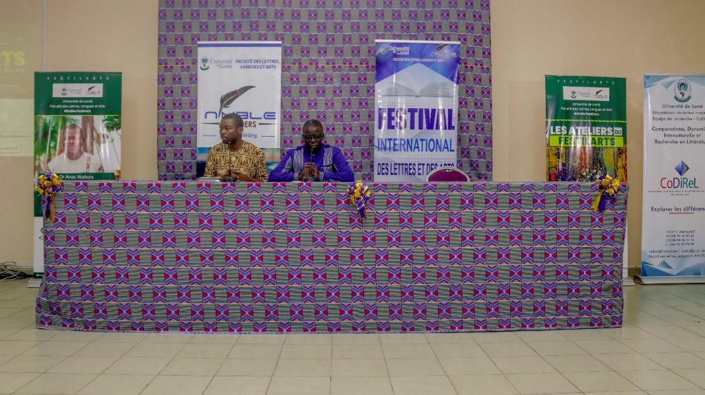 r Patron Henekou, Directeur Artistique du Festilarts et Président du comité d'organisation (à gauche) & Dr Nouhr-Dine Akondo, Chargé à l’organisation et 2e Vice-Doyen de la Faculté des Lettres, Langues et Arts de l’UL (à droite)